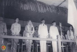 Presiden RI, Ir. Soekarno, Panglima Besar Jenderal Soedirman beserta para istri dan  peserta upac...