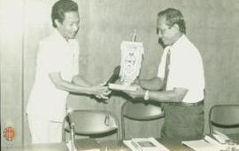 Asisten I Kolonel Sujono saat menerima cinderamata dari peserta Diklat Sepala DPR RI Angkatan IV ...