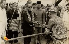 Wakil Presiden Republik Indonesia didampingi Gubernur Kalimantan Barat dan rombongan menerima cin...