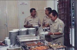 Kepala Biro Humas, Drs. Haru Laksono sedang mengambil makanan diikuti para karyawan dalam acara S...