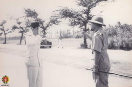 Panglima Besar Jenderal Soedirman sedang  menerima penghormatan dari Gatot Subroto ketika berkunj...