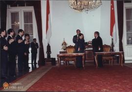 Pejabat Pemerintah RI dan Singapura berjabat tangan setelah menandatangani MoU disaksikan Preside...