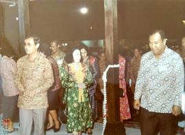 R. Widagdo beserta Ibu memasuki Stand Pameran didampingi Sekwilda Kotamadya Drs. Haru Laksono