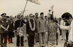 Wakil Presiden Republik Indonesia beserta rombongan disambut oleh ketua adat