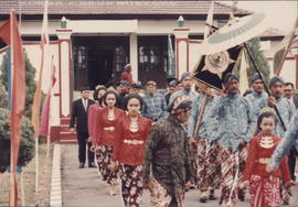 Para pengiring upacara sedang berjalan menuju tempat upacara diikuti Sri Paku Alam VIII.