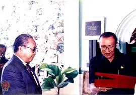 Gub DIY Sri PA VIII menerima cindera mata dari pimpinan organisasi ASEAN