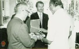 Wakil Gubernur DIY Sri Paduka Paku  Alam VIII menyampaikan cinderamata kepada delegasi Parlemen K...