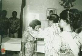 Gubernur Bali secara simbolis mengalungkan medali pada wakil kontingen DIY ibu Juariah di Gedung ...