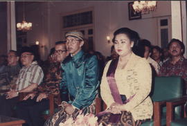 Ki Dalang Manteb Sudarsono beserta istri sedang duduk bersama para undangan  sebelum pentas wayan...