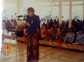 KPH. Gondokusumo sedang memberikan sambut-an pada acara Syawalan di Bangsal Kepatihan Yogyakarta