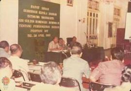Seorang pejabat dari Pusat Gubernur DIY, Sri Sultan HB IX dan Wagub DIY Sri Paduka Paku  Alam VII...