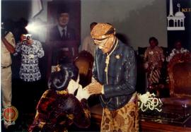 Istri Walikota Yogyakarta sedang berjabat tangan dengan Gubernur DIY Paku Alam VIII
