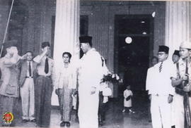 Panglima Besar Jenderal Soedirman sedang memberi hormat kepada Presiden RI, Ir. Soekarno pada aca...
