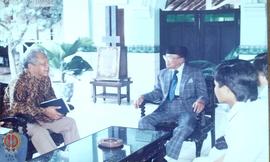Pejabat Gubernur DIY Paku Alam VIII sedang berbincang-bincang dengan ketua PELTI dalam acara Kunj...