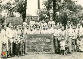Para pengurus dan anggota Rukun Wanita Kapanewon Tempel foto bersama di depan Pendopo Kapanewon T...