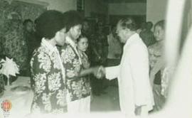 Sri Paduka Paku  Alam VIII menyalami para pemenang dari Irian Jaya di Gedung Gubernuran  Bali, pa...