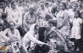 Ibu Soedirman (berkerudung, jongkok) menabur bunga di atas pusara Almarhum Panglima Besar Jendera...