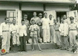 Major Prodjosumitro foto bersama dengan rombongan di depan Pos Plawangan setelah selesai melakuka...