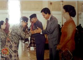 Sri Sultan Hamengkubuwono X berjabat tangan dengan R. Widagdo (Walikota Yogyakarta) di Bangsal Ke...