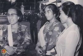 Ibu Soedirman dan Ibu Soejono beserta rombongan telah sampai di Stasiun Tugu, tempat upacara peri...