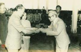 Wakil Gubernur DIY Sri Paduka Paku Alam VIII menyerahkan buku secara simbolis kepada pejabat ASTEK.