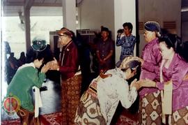 Pejabat Gubernur DIY Paku Alam VIII dan Bupati Kulonprogo Drs.Suratidjo beserta istir berjabat ta...