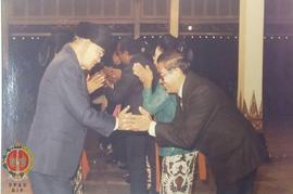 Pejabat Gubernur DIY Sri Paduka Paku alam VIII berjabat tangan dengan Drs. Soedomo Soenaryo pada ...