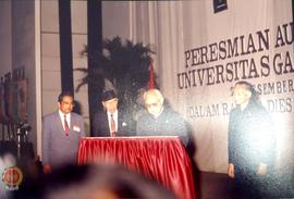 Penandatanganan Prasasti oleh Presiden Soeharto disaksikan ( dari kiri ) Rektor UGM Sukamto Hadi ...