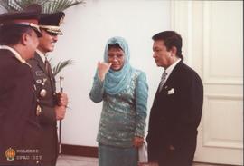 Mensesneg Moerdiono, Kasum ABRI dan Siti Hardiyanti Rukmana (Putri Presiden Soeharto) sedang berb...