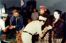 Gubernur DIY Paku Alam VIII dan Walikota Yogyakarta beserta istri sedang berjabat tangan dengan p...
