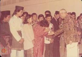 Raja Malaysia menyalami/ berjabat tangan dengan seorang warga Malaysia