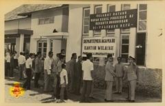 Para pejabat beramah tamah di depan gedung Departeman Agama Kalimantan Tengah.