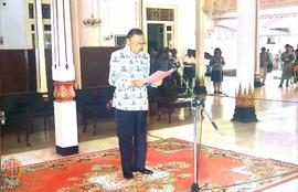 Pejabat Gubernur DIY Sri Paku Alam VIII memberikan sambutan dalam acara penyerahan bantuan kepada...