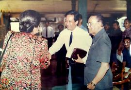Sri Sultan HB X sedang berjabat tangan disaksikan Pejabat Gubernur DIY Paku Alam VIII dalam acara...