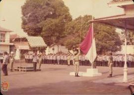 Pengibaran bendera oleh petugas (HANSIP), Sri Paduka Paku Alam VIII dan peserta upacara melakukan...