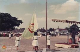 Pengibaran Bendera PORSENI oleh Petugas Upacara. Tampak dari belakang Inspektur Upacara Drs. Supr...