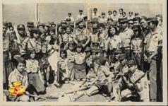 Brigadir Jenderal Sarwa Edi foto bersama para anggota Pramuka yang mengikuti Jambore.