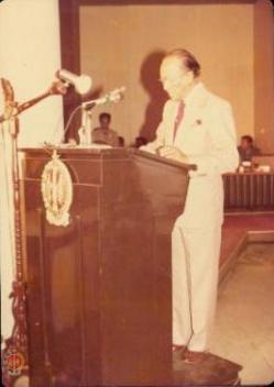 Sri Paduka Paku  Alam VIII memberi sambutan pada acara pelantikan anggota DPRD DIY Hasil Pemilu 1982