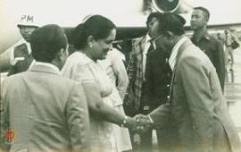 Javaharal Nehru dan rombongan menikmati air kelapa muda.
