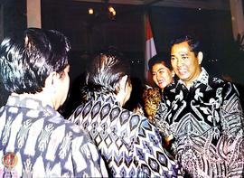 Wakil Presiden Try Sutrisno beserta Ibu sedang berjabat tangan dengan para tokoh Masyarakat seusa...