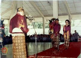 pejabat Gubernur DIY Paku Alam VIII sedang memberikan sambutan. Tampak Bupati Kulonprogo Drs. Sur...