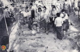 Panglima Besar Jenderal Soedirman bersama peziarah putra-putri sedang melaksanakan tabur bunga.