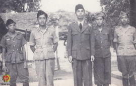 Panglima Besar Jenderal Soedirman didampingi Jenderal Soeprapto dan para Ajudan lainnya.