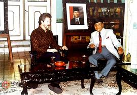 Pejabat Gubernur DIY Sri Paku Alam VIII sedang menerima  kunjungan tamu Asibng di Gedong Wilis