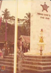 Sri Sultan HB IX saat ikut melepas penutup Monumen (MBKD Pos X – 21948 – 1949)