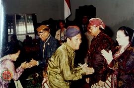 Gubernur DIY Paku Alam VIII sedang berjabat tangan dengan salah satu istri pejabat dari pemerinta...