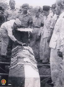 Para pelayat dari Angkatan Perang Republik Indonesia ( APRI ) menyempatkan diri tabur bunga di at...
