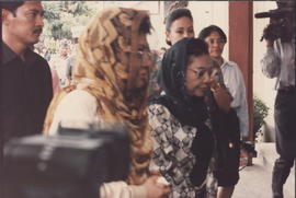 Putri Presiden Soeharto, Mbak Tutut  tampak dalam kunjungan Presiden Soeharto ke barak pengungsia...