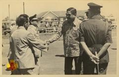 Para pejabat penjemput kehadiran Wakil Presiden Republik Indonesia dan rombongan saling bersalaman.